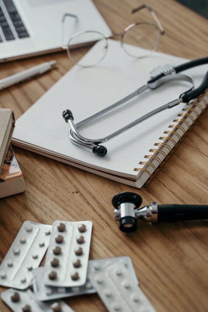 Estetoscópio e exames sobre a mesa do consultório