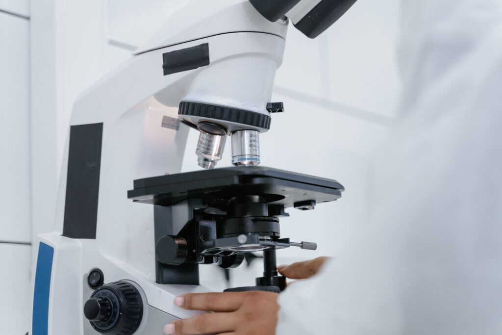 Microscópio de laboratório usado no espermograma