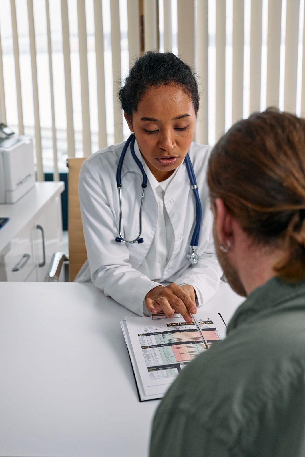 Médico atendendo paciente na primeira consulta