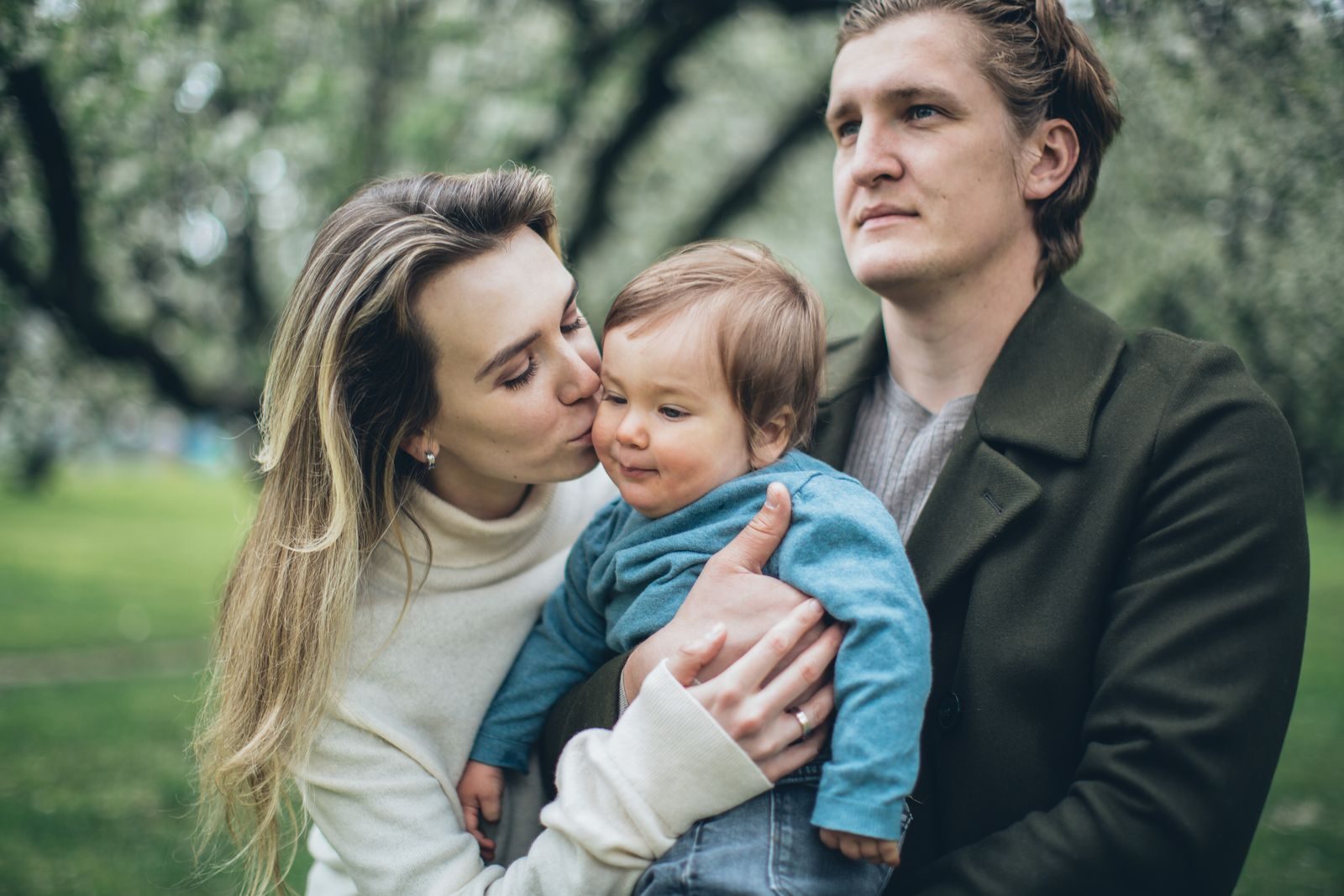 Casal com bebê após reversão de vasectomia