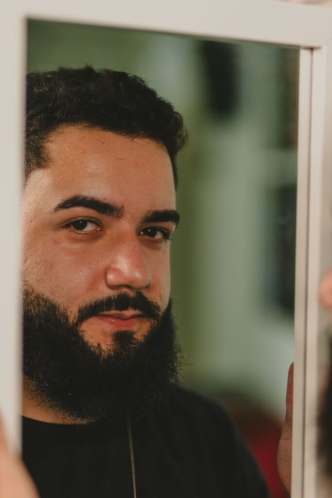 Homem se olhando no espelho