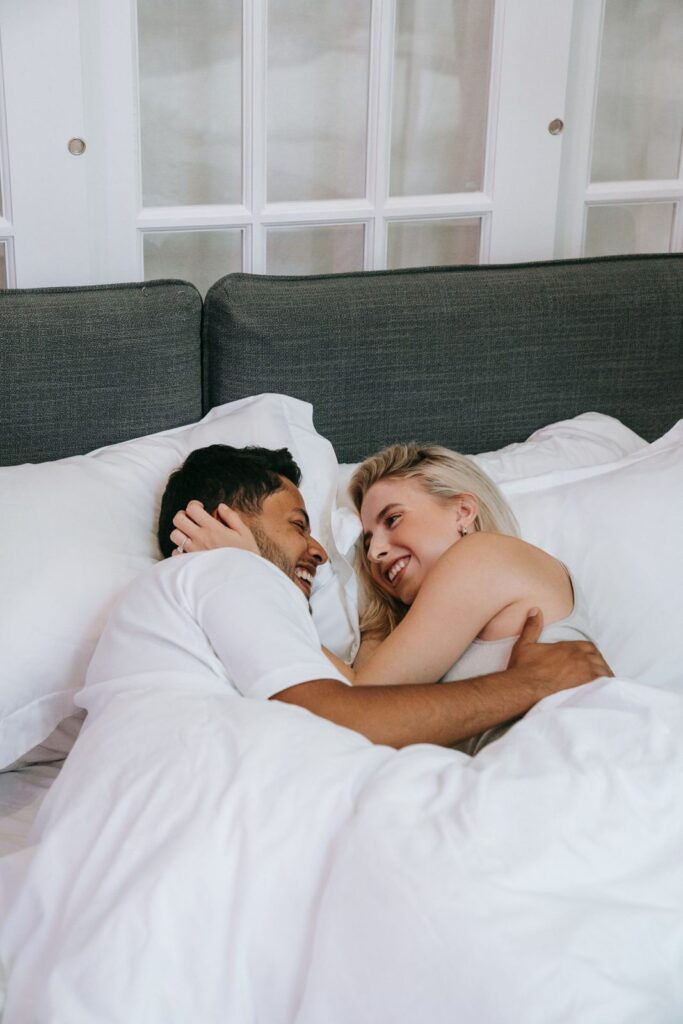 Casal feliz na cama: a vasectomia não altera a ereção