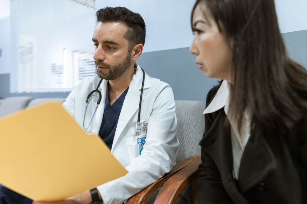 Médico conversando com paciente antes da vasectomia